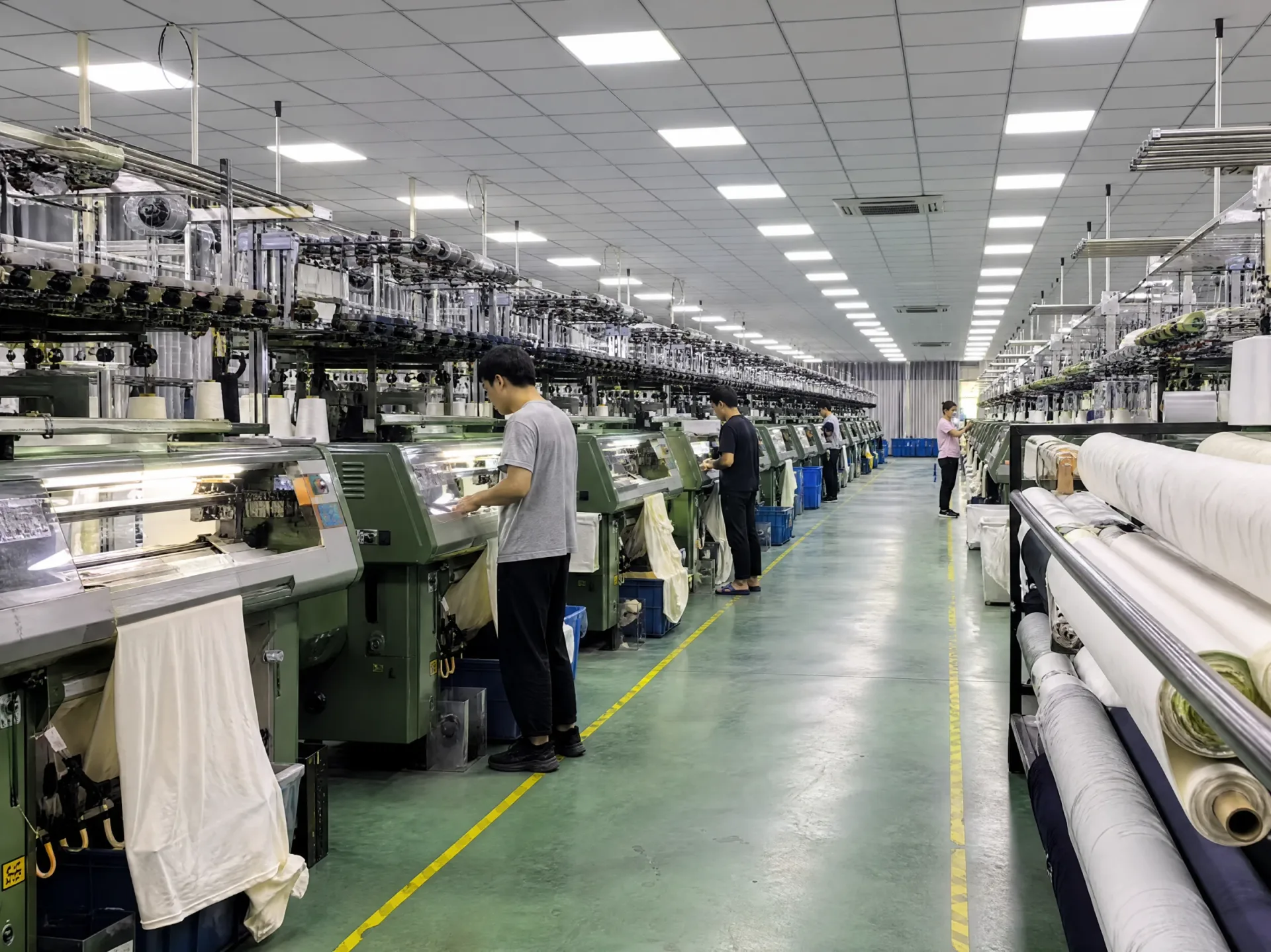 Khu vực máy dệt kim trong nhà xưởng CZ Fabrics